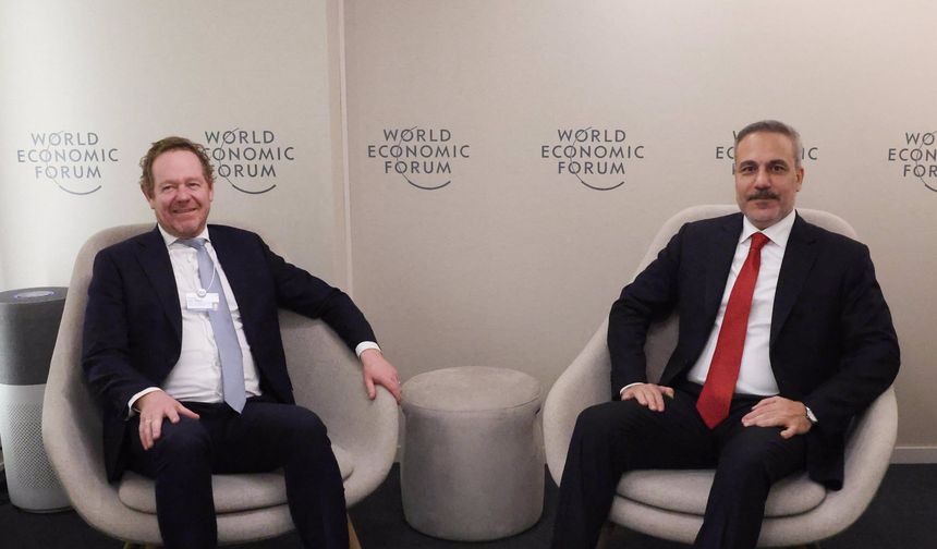 Bakan Fidan, Hollanda Dışişleri Bakanı David van Weel ile Davos'ta bir araya geldi.