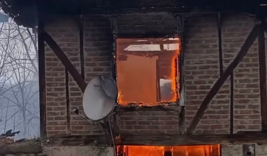 Bartın'da 2 katlı ahşap ve samanlık yandı