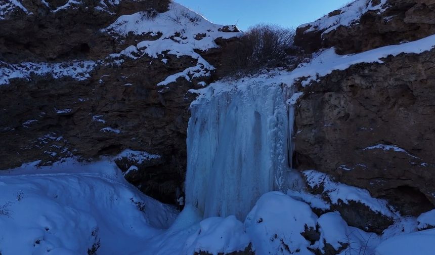 Bayburt'ta Sırakayalar Şelalesi buz tuttu