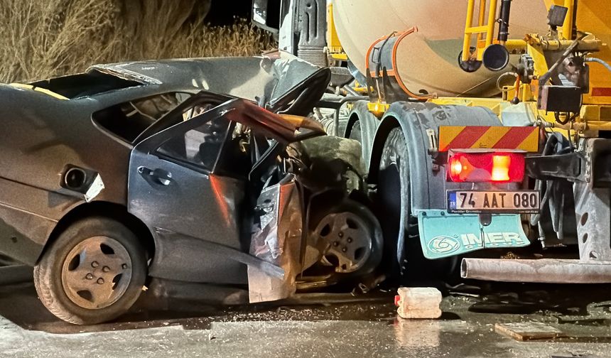 Beton mikseriyle çarpışan otomobilin sürücüsü yaralandı