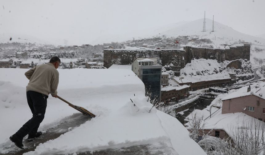 Bitlis'te 211 köy ve mezra yolu kapandı; kar kalınlığı 152 santimetreye ulaştı