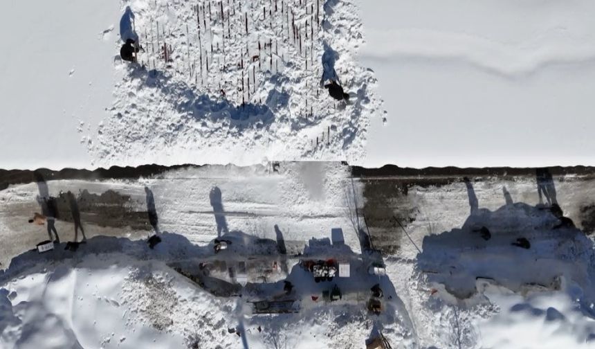 Bitlis'te çatılardaki buz sarkıtlarının boyu 5 metreyi aştı