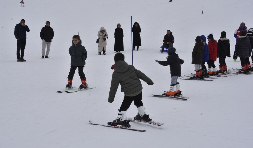 Bitlis'te öğrencilere kayak eğitimi
