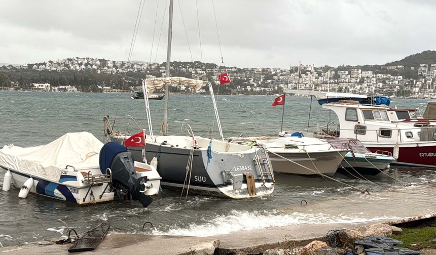 Bodrum'da fırtına; tekne karaya vurdu, feribot seferleri iptal edildi