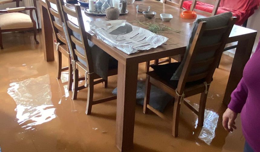 Bodrum'da sağanak; su dolan yolda kalan kamyonetin sürücüsü kepçeyle kurtarıldı