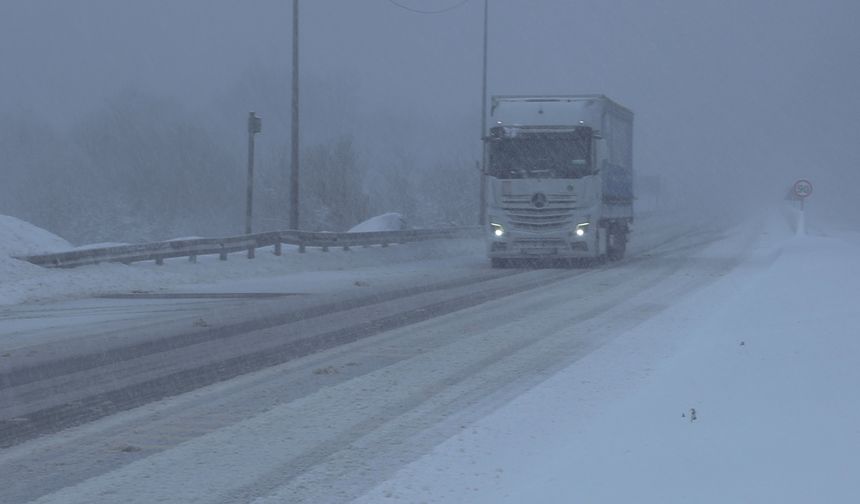 Bolu Dağı'nda kar yağışı