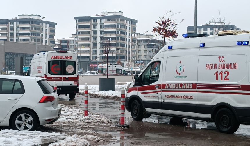 Boşanma aşamasındaki eşini koli bandı ile bağlayıp, başından aşağı kezzap döktü