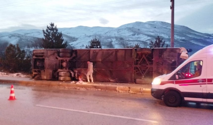 Burdur'da yolcu otobüsü devrildi: 12 yaralı