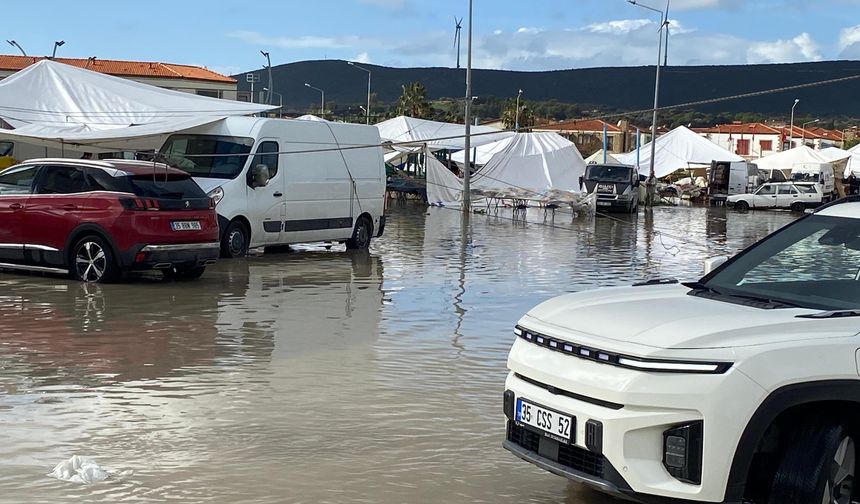Çeşme'de sağanak etkili oldu; pazaryeri ve mezarlık su altında kaldı