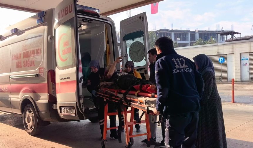 Devrilen istif haldeki demirlerin altında kalan işçi yaralandı