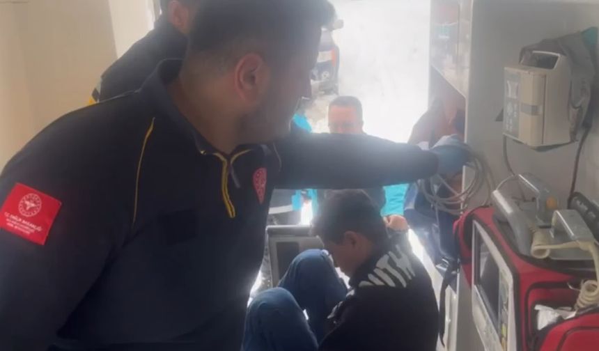 Diyabetli çocuk, kar yağışı ve çığ riskinin bulunduğu köyden alınıp hastaneye ulaştırıldı