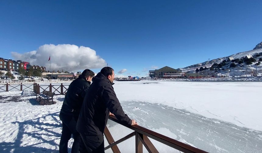 Erzincan'da Ardıçlı Gölü buz tuttu