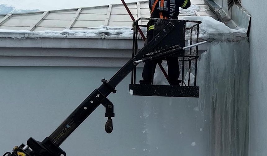 Erzurum'da dev buz sarkıtları itfaiye ekibi tarafından kırıldı