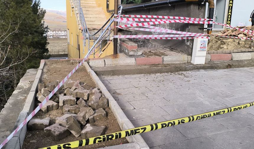 Gercüş'te 12 katlı binanın giriş merdiveni çöktü