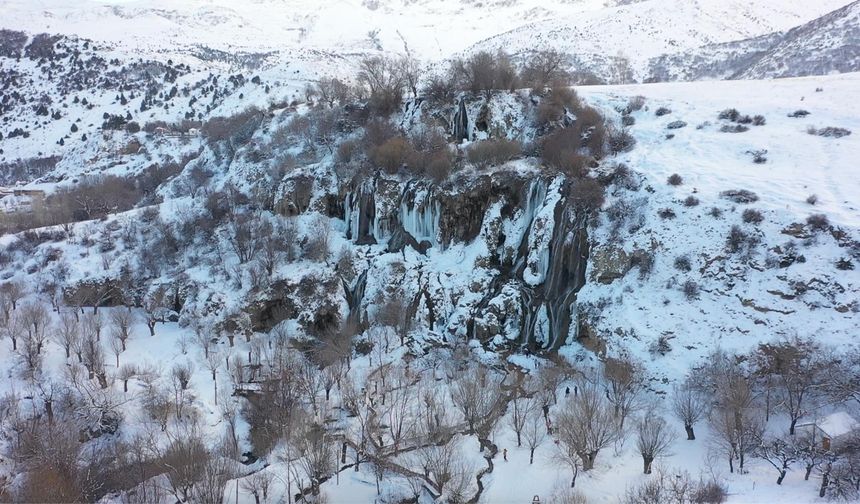 Girlevik Şelalesi dondu, 3 metrelik sarkıtlar oluştu