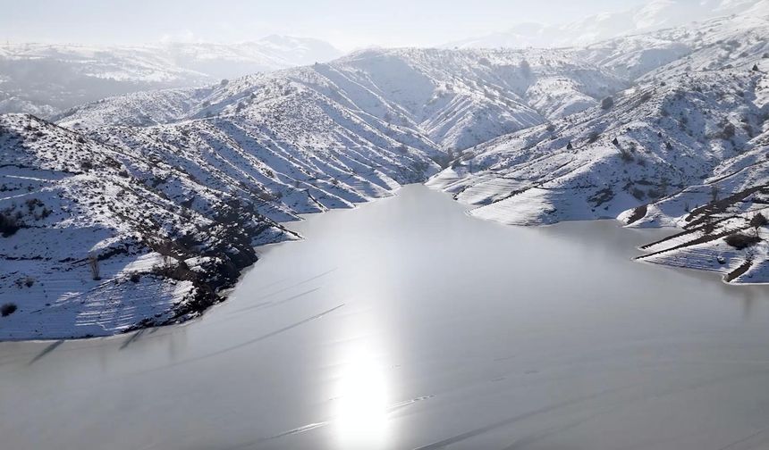 Göyne Baraj gölünün yüzeyi buz tuttu