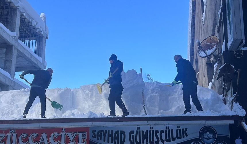 Hakkari'de askeri araç yolda kaldı, köylüler yardıma koştu (2)