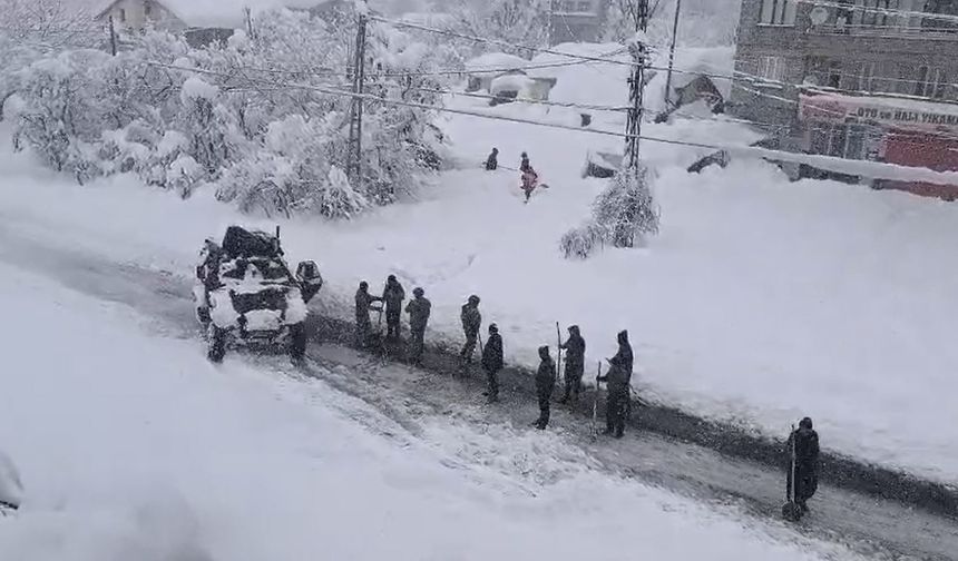 Hakkari'de askeri araç yolda kaldı, köylüler yardıma koştu