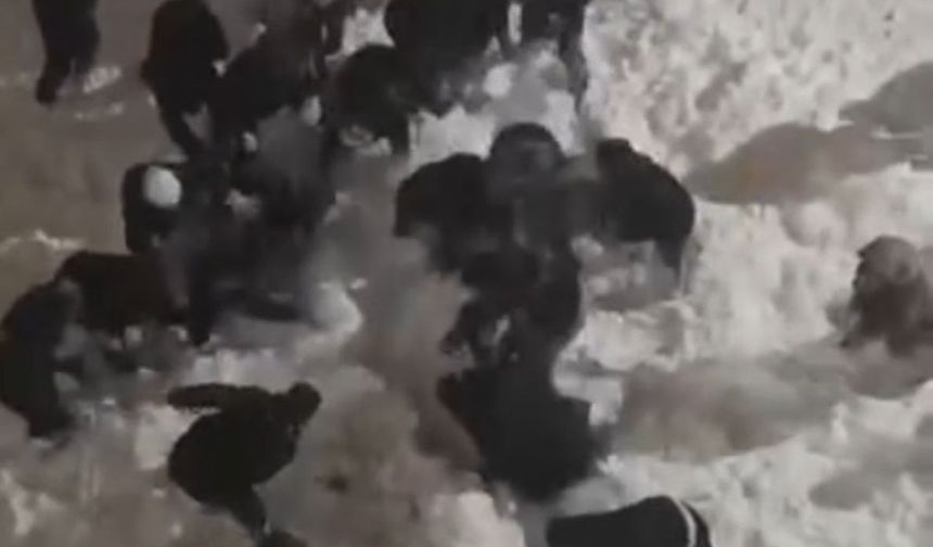 Hakkari'de çatıdan düşen kar kütlesinin altında kalan 2 öğrenci yaralandı