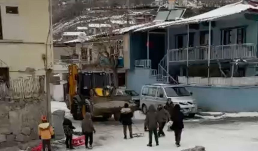 İş makinesinin önünü kesen çocuklar, kaydıkları alanın temizlenmemesini istedi