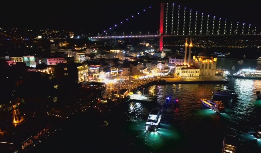 İstanbul Boğazı'nda yeni yıl coşkuyla kutlandı