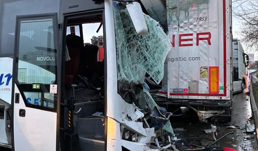 İstanbul- Kurtköy'de midibüs park halindeki TIR'a çarptı; 13 yaralı