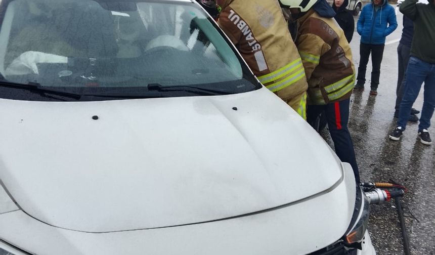 İstanbul- Silivri'de iki otomobil kafa kafaya çarpıştı: 1'i ağır 4 yaralı