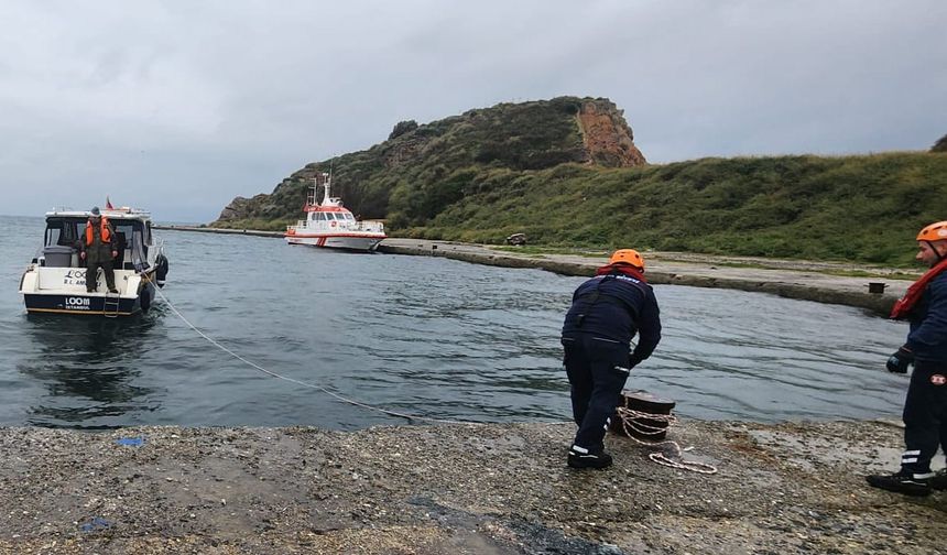 İstanbul - Sivriada açıklarında sürüklenen ve içinde 2 kişi bulunan tekne kurtarıldı