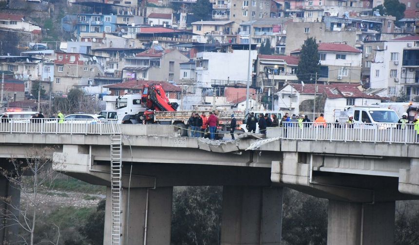 Kamyonete çarpan TIR, viyadükten aşağı düştü; 3 yaralı