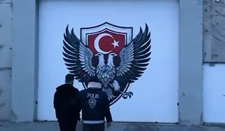 Kapı camını tekmeyle kırıp girdikleri iş yerinden 100 bin liralık telefon çaldılar