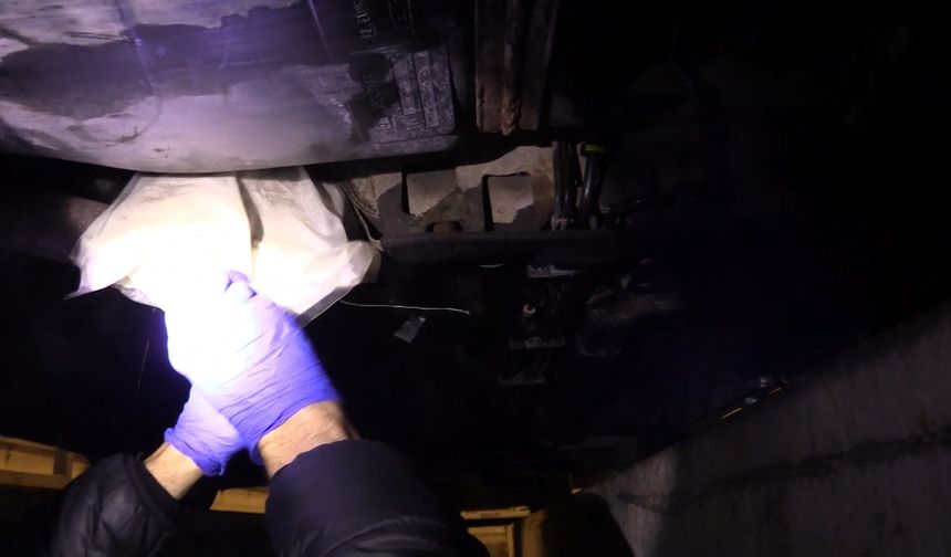 Kapıkule'de 2 otomobilde 20 kilo 812 gram esrar ele geçirildi