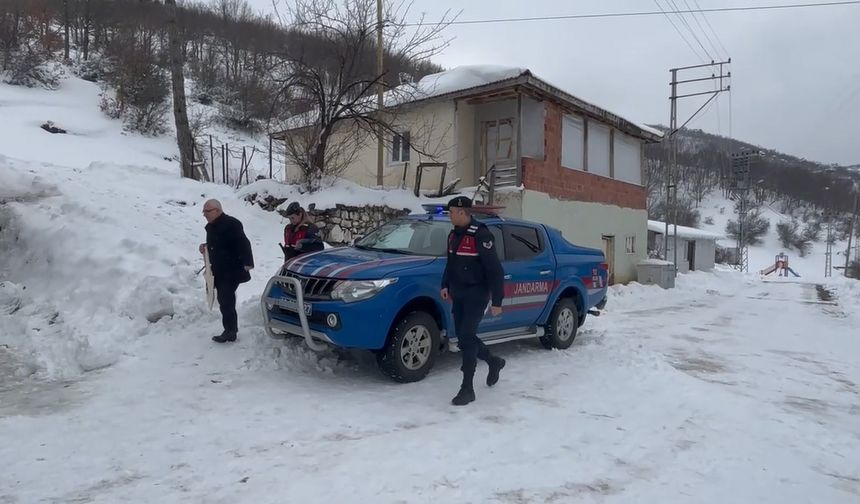 Kar nedeniyle okula gidemeyen öğrencilerin karnelerini jandarma dağıttı