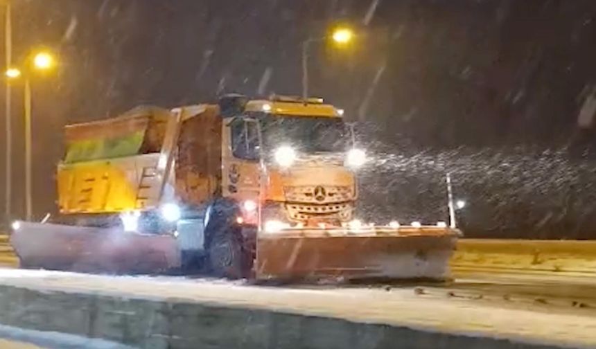 Kar yağışı nedeniyle karayollarında ulaşım güçlükle sağlanıyor