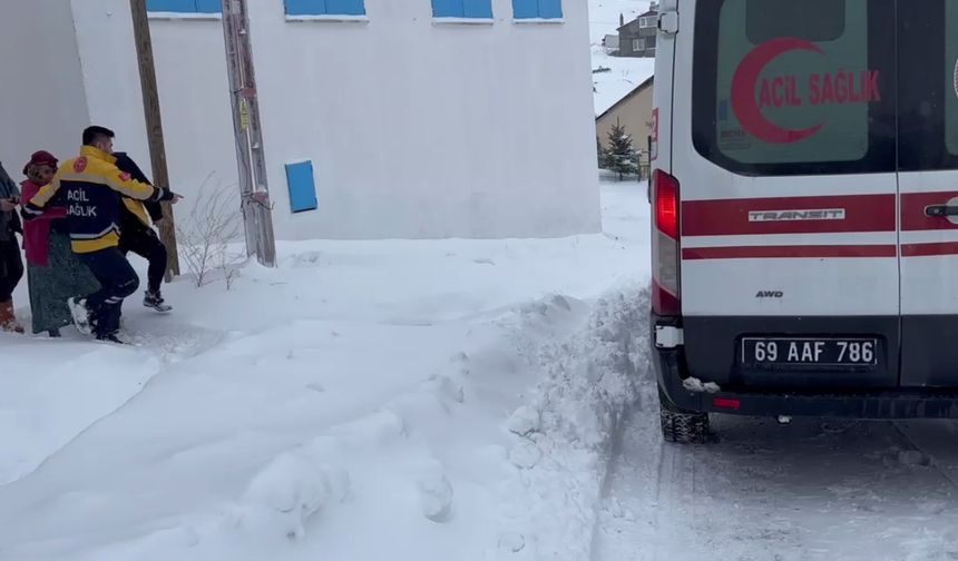 Kara saplanan ambulans iş makinesiyle kurtarıldı