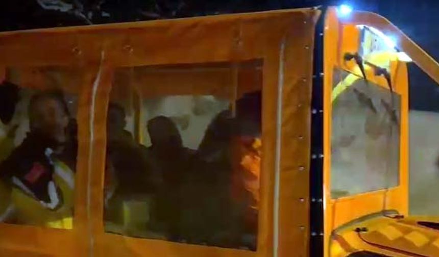 Kardan yolu kapanan köyde rahatsızlanan kadına ekipler ulaştı