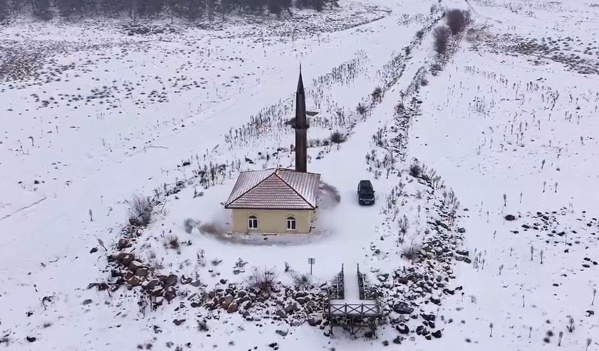 Karla kaplı bölgede menderesler dron ile görüntülendi