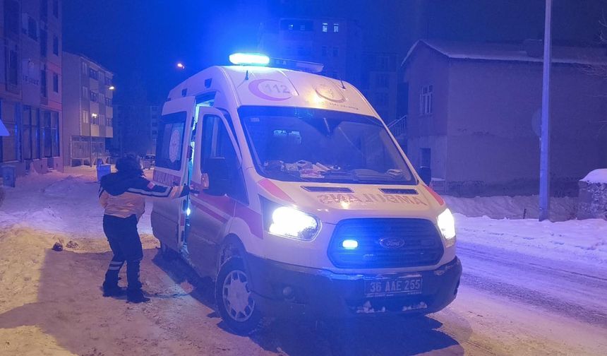 Kars'ta aynı aileden 4 kişi, sobadan sızan gazdan zehirlendi