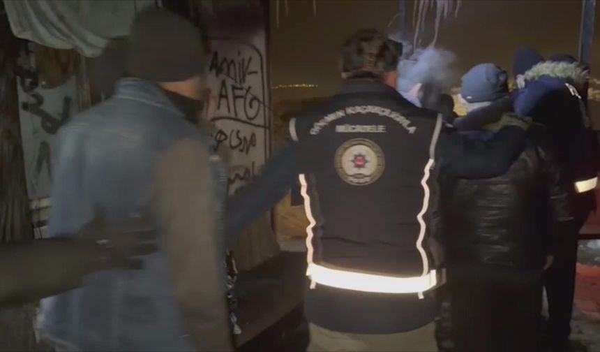 Kars'ta metruk binada saklanan 14 kaçak göçmen yakalandı