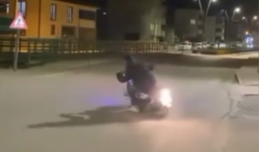 Kasksız sürücünün motosikletle drift attığı anlar kamerada