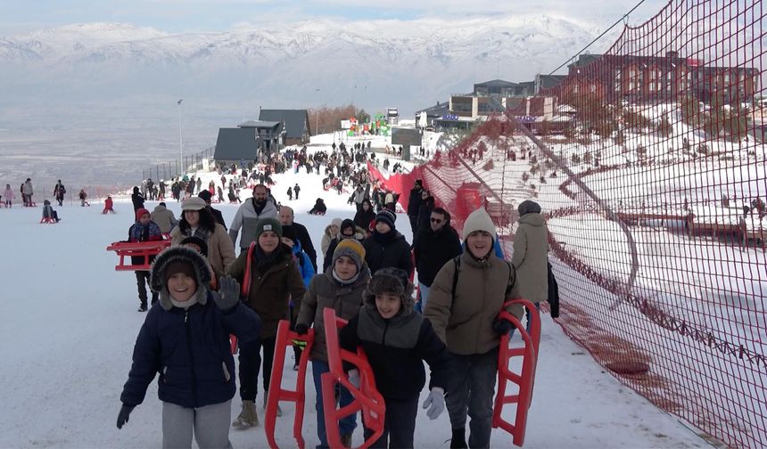 Kaydıkları alanın temizlenmemesini istedikleri görüntülerle gündem olan çocuklar Ergan Dağı'nda ağırlandı