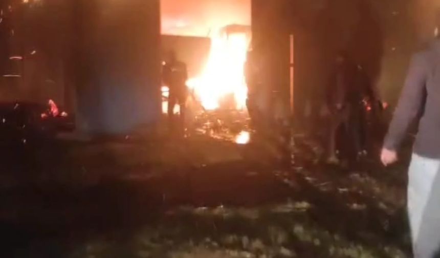 Kırşehir'de bir evin garajında yangın: 2 traktör ve tarım aletleri zarar gördü