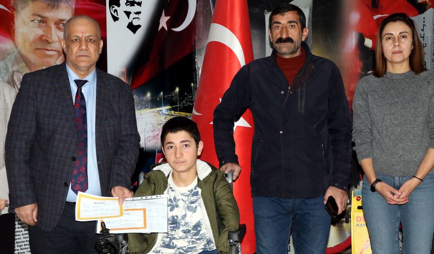 Kol ve bacakları olmayan Nakşin'e okulda alkışlı karne sürprizi