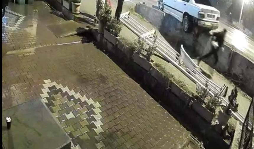 Korkuluğa çarpan otomobilin sürücüsü kaçtı; kaza kamerada