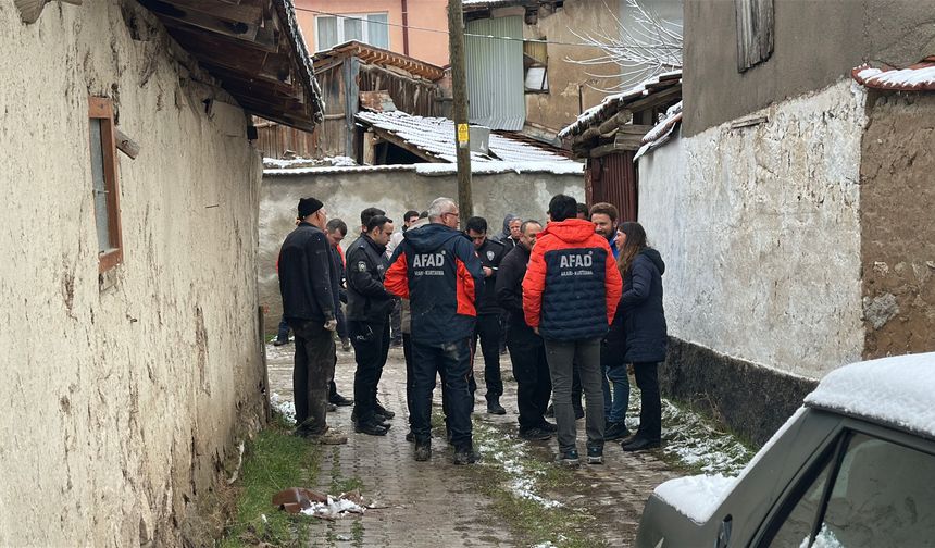 Kütahya'da 2 katlı kerpiç ev çöktü; 1 yaralı