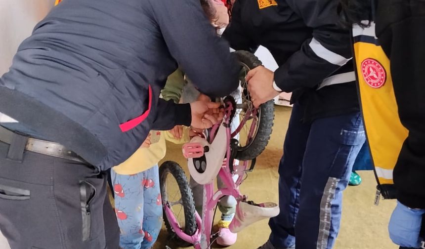 Merve'nin bisiklet zincirine sıkışan parmağını, itfaiye ekipleri kurtardı