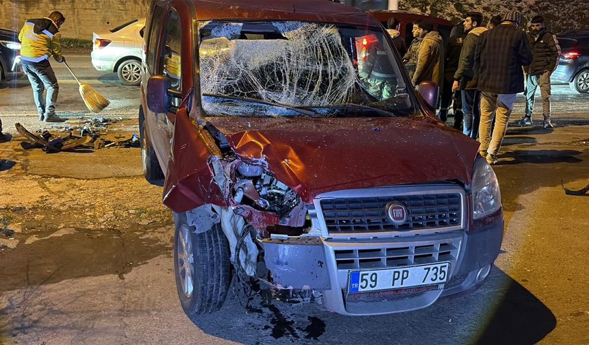 Motosiklet ile hafif ticari aracın çarpıştığı kaza kamerada: 2 yaralı