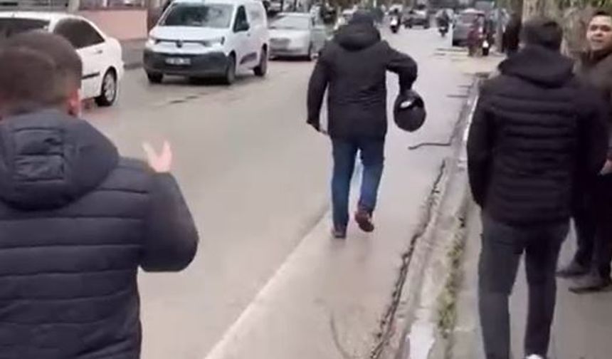 Motosiklet sürücüsü, yol verme kavgasında servis minibüsünün camını kaskıyla kırdı; o anlar kamerada