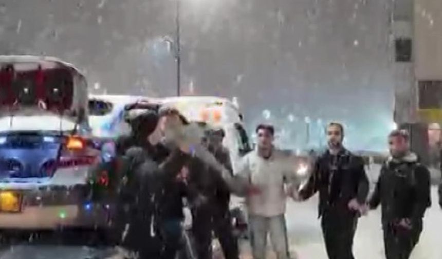 Muş'ta gençler ve çocuklar karın keyfini çıkardı