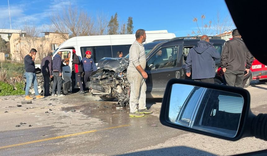 Osmaniye'de servis minibüsü ile hafif ticari araç çarpıştı: 7 yaralı