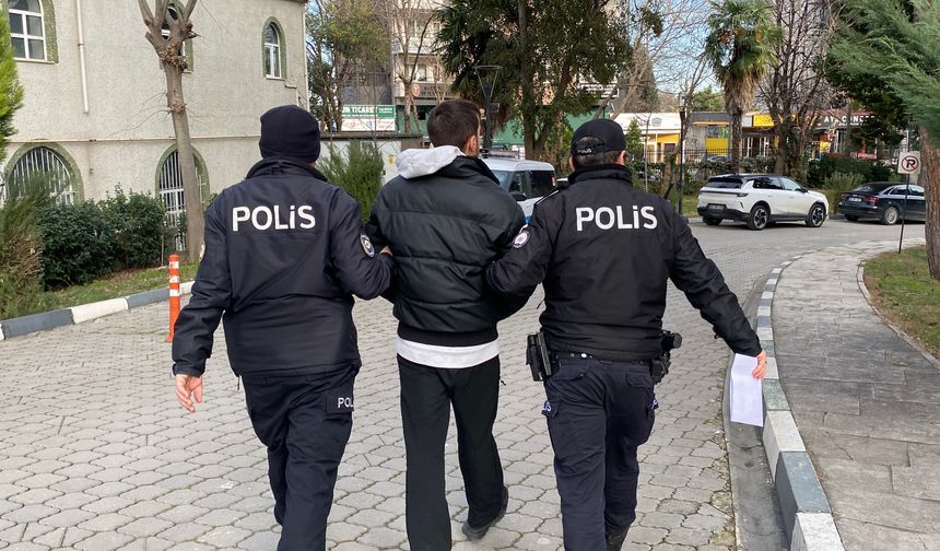 Otobüste 'ters baktınız' deyip, 2 kişinin boynuna bıçak dayayan üniversiteli tutuklandı